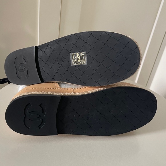 NWT CHANEL Metallic Silver Leather CC Cap Toe Ankle Slip-On Boots - Picture 4 of 9